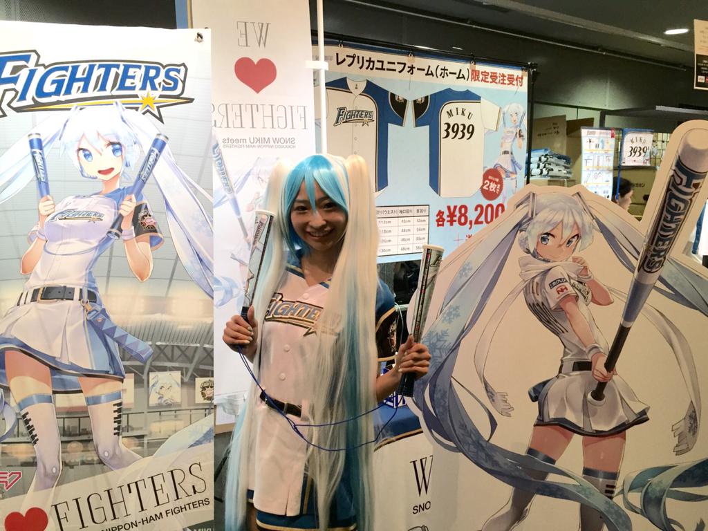 A FIGHTERS Snow Miku cosplayer! Photo from the official Snow Miku twitter.
